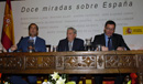 El ministro de Defesa, Jose Bono, presenta la conferencia de Vargas LLosa, a los que acompaña el alcalde de Madrid, Alberto Ruiz Gallardon