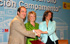 El ministro de Defensa,une sus manos con la presidenta de la comunidad de Madrid, y la ministra de la Vivienda, tras la firma del acuerdo