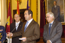 El minstro de Defensa, junto al presidente de Castilla-La Mancha y el alcalde de Guadalajara, durante el anuncio efectuado esta mañana.