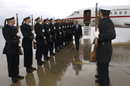 El ministro de Defensa recibiendo honores a su llegada a Berlín