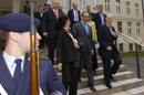 Los ministros de Defensa Bono y Struck a la salida del Ministerio