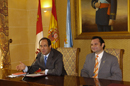 El ministro de Defensa, José Bono, y el alcalde de Segovia Pedro Arahuetes durante la firma del acuerdo