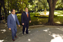 El ministro junto al embajador recorrieron los jardines del Palacio de Buenavista