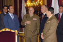 El ministro acompañado por el Embajador,el Jefe de Estado Mayor de la Defensa y el Jefe de Estado Mayor del Ejército
