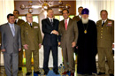Las delegaciones deEspaña y de Rusia, presididas por sus ministros de Defensa, correspondientes,posan ante la cruz
