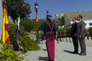 Los ministros de Defensa, español y ruso, colocan una corona de laren ante el monolito, en honor a los caidos, durante el acto de homenaje