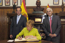 La vicepresidenta primera del Gobierno, María Teresa Fernández de la Vega, firmó en el libro de honor de la Academia