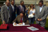 El ministro de Defensa, José Bono, firma en el libro de honor del Ayuntamiento de Corbera d'Ebre (Tarragona).