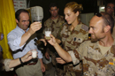 El ministro Bono brinda con los soldados españoles desplegados en Afganistan