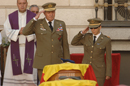 Su Majestad el Rey ha impuesto individualmente la Cruz del Mérito Militar con distintivo amarillo a los 17 militares, mientras se leía la orden de concesión de las condecoraciones publicada hoy en el Boletín Oficial de Defensa