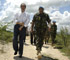 El ministro de Defensa con el coronel de I.M., jefe del contigente español en Haití, a su llegada a Fort Liberté