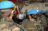 El ministro de Defensa, José Bono, conversa con los soldados españoles destacados en Haiti, bajo mandato de Naciones Unidas