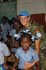 Una soldado española, se fotografía junto a un grupo niñas haitianas