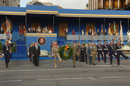 Durante el acto de homenaje a los caidos por la Patria, se coloca una corona de laurel al pie del mastil que sujeta la Bandera, acompañan a los guiones, los familiares delos militares fallecidos en el accidente de helicóptero en Afganistán