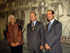 El ministro Bono junto al presidente Chaves y la alcaldesa de Cádiz Teófila Martínez, posando ante un cuadro de la exposición