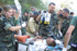 Militares españoles atienden a los heridos del accidente de tráfico en Pakistán