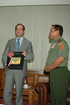 El ministro de Defensa, José Bono, muestra el album que el JEMAD de Indonesia, Endriartono Sutarto, le regala para el recuerdo de los soldados españales que prestaron su ayuda tras las inundaciones del Tsunami