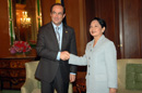El ministro de Defensa, José Bono, se entrevista con la presidenta del gobierno de la república de Filipinas,Gloria Macapagal, en el palacio de Malacañan