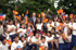 Un grupo de niños filipinos dá la bienvenida a José Bono en Baler