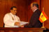El ministro de Defensa de Venezuela y el representante de CASA, Gerardo Gómez firman el convenio en Caracas