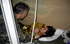 Los médicos militares españoles atienden a una niña atropellada por un turismo