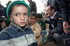 José Bono saluda a un grupo de escolares de la localidad de Arja en Pakistán