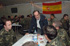 José Bono, ministro de Defensa con soldados españoles en el comedor de base España en Pakistán