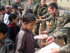 Niños de la escuela de Arja y Bagh en la Cachemira Paquistani, recogen el material escolar, enviado por el ministerio de Defensa