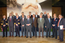 El ministro de Defensa, José Bono, y el presidente del Consejo Superior de Cámaras de Comercio, Javier Gómez-Navarro, junto a algunos de los asistentes a la firma del convenio.