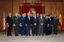 El Ministro de Defensa, José Bono, con los componentes del Curso 'Capstone' de las Fuerzas Armadas de los Estados Unidos