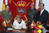 La vicepresidenta primera del Gobierno, firma en el libro de honor de la Base Militar.