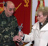 La vicepresidenta primera del Gobierno, recibe un recuerdo de su visita a la Base Militar.