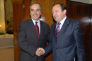 El ministro de Defensa , José Antonio Alonso, y el presidente de la Comunidad Autónoma de La Rioja, Pedro Sanz, se saludan tras la reunión que han celebrado esta mañana en el Ministerio de Defensa