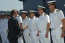 José Antonio Alonso, saluda a los oficiales de la dotación del portaaviones Principe de Asturias