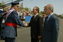 S.M. el Rey saluda al ministro de Defensa, a su llegada a la zona del desfile en Sevilla