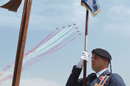 La Patrulla Aguila sobrevoló el Cuartel General del Aire durante el acto de homenaje a los caidos por España