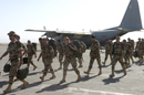 Miembros de la Brigada Paracaidista llegan al FSB de Herat para proceder al relevo de los militares españoles destacados en Afganistán.