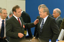 El Ministro de Defensa, José Antonio Alonso, saluda a su homólogo Rumsfeld, Secretario de Estado de Defensa de los E.E.U.U.
