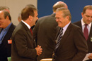 José Antonio Alonso, Ministro de Defensa, conversa con el Secretario de Estado de Defensa de los E.E.U.U., Donald Rumsfeld.