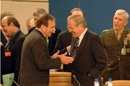 El ministro de Defensa, José Antonio Alonso, y Donald Rumsfeld, secretario de Defensa de EE.UU. en la reunión ministerial de la OTAN en Bruselas