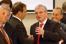 El ministro de Defensa, José Antonio Alonso, conversa con su homólogo británico, Hon Des Browne, en la reunión ministerial de la OTAN en Bruselas