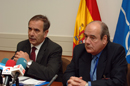 El minstro de Defensa, José Antonio Alonso, y el embajador de España ante la OTAN, Pablo Benavides, en rueda de prensa después de la reunión ministerial en Bruselas