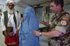 El comandante médico José Miguel Rodríguez del hospital de campaña, Role 2, de Herat, reconoce a una mujer afgana en compañía de su marido e hija