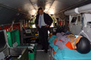José Antonio Alonso, ministro de Defensa, sube a un avión medicalizado, para ver los detalles del equipamiento