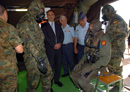 Ministro de Defensa, José Antonio Alonso, puede comprobar como se descotamina un piloto rescatado de una zona contaminada de radioactividad.