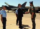 José Antonio Alonso, ministro de Defensa, saluda a un piloto de C-15 (F-18) durante la visita realizada a la Base Aerea en Zaragoza