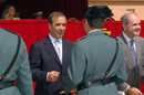 El ministro de Defensa, José Antonio Alonso, entrega el Despacho a un nuevo sargento de la Guardia Civil.