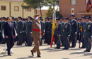 S.M. El Rey, acompañado por el Director General de la Guardia Civil y el almirante Jefe del Cuarto Militar, pasa revista a las unidades en formación que le rinden honores.