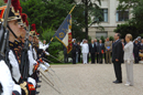 Los ministros de defensa de España y Francia, saludando a la Bandera a su paso en formación
