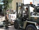 Soldados descargando el material donado